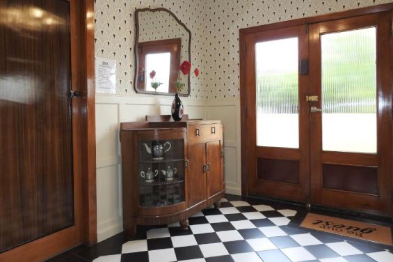 Art Deco Apartment (2-bedroom)